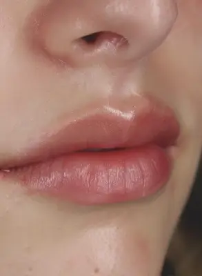 Primer plano de labios con un resultado natural de micropigmentación.