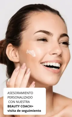 Mujer aplicando crema facial junto a un mensaje de asesoramiento y seguimiento personalizado.